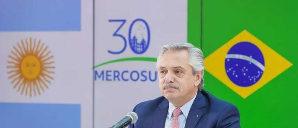 Alberto Fernández criticó a Lacalle Pou por negociar fuera del Mercosur