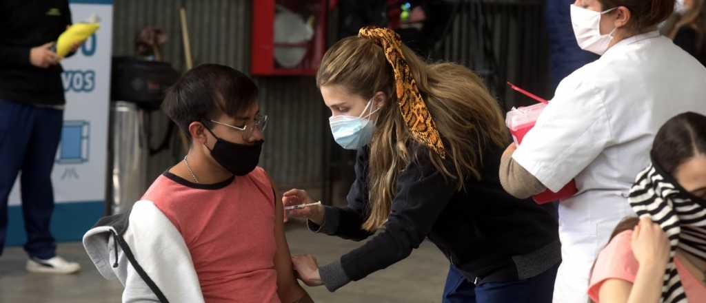 Los j&oacute;venes mendocinos, entusiasmados con la vacuna contra el Covid