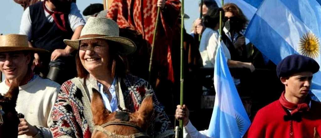 Bullrich, a caballo y con un poncho, protestó contra Alberto
