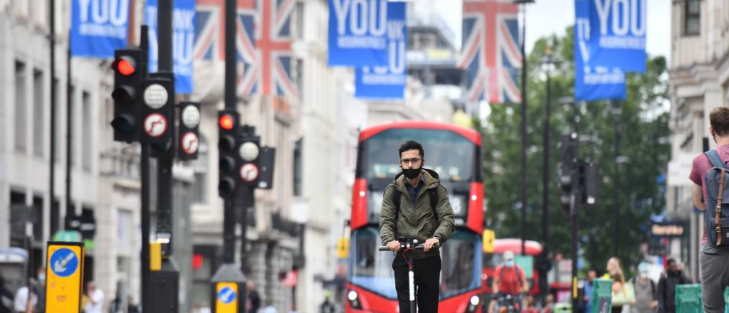 Inglaterra levantar&aacute; restricciones a pesar de la resistencia de expertos