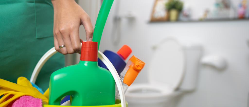 Tips para limpiar el inodoro y la mochila del baño 
