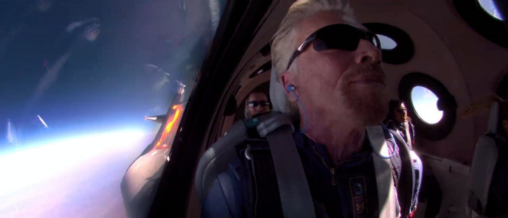 El multimillonario Richard Branson aterrizó tras viajar al espacio