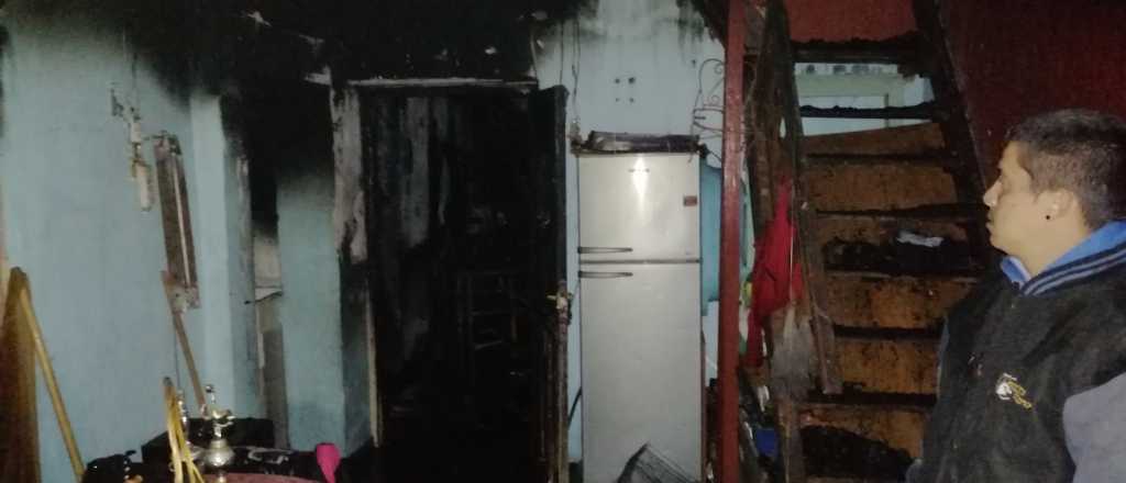 Una familia perdió todo porque se incendió su casa de Las Heras 