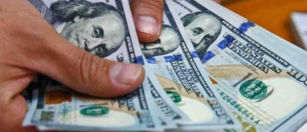 El dólar blue abrió en baja este martes