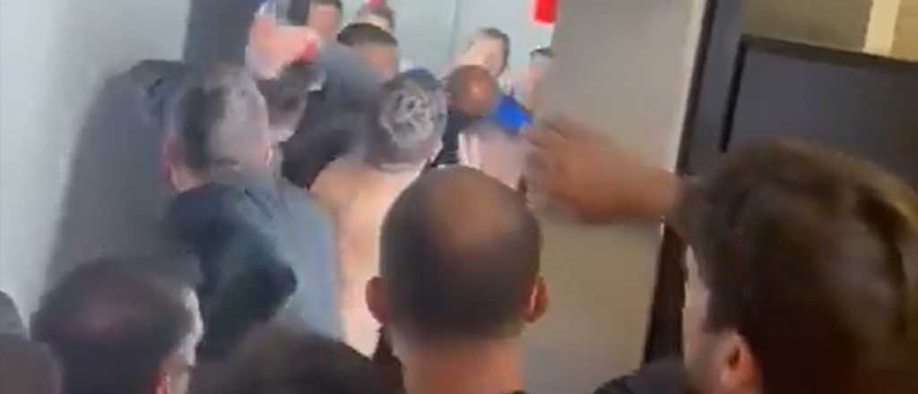 Una locura: el presidente de Mineiro agredi&oacute; a los jugadores de Boca