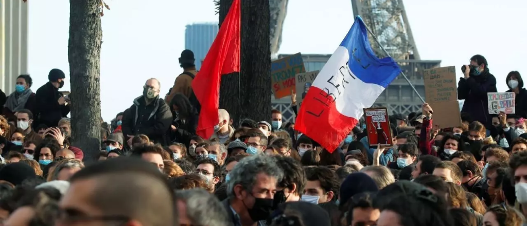 Miles de personas protestan en Francia contra el certificado sanitario