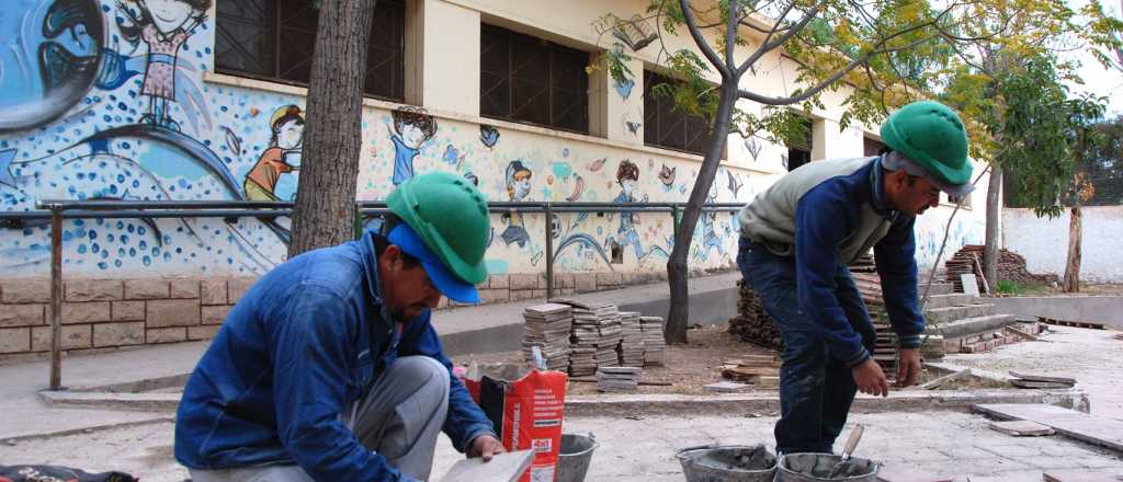 Mendoza invertirá más de mil millones de pesos para reparar escuelas