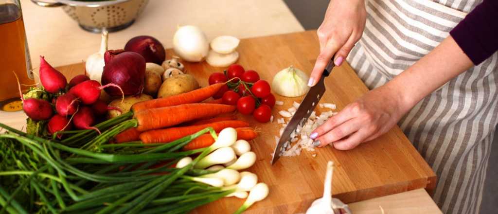Cómo limpiar correctamente la tabla para cortar alimentos
