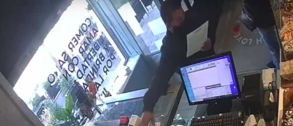 El robo que qued&oacute; filmado en un restaurante del Centro