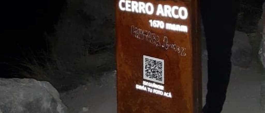 Vandalizaron el cartel que habían instalado en el Cerro Arco