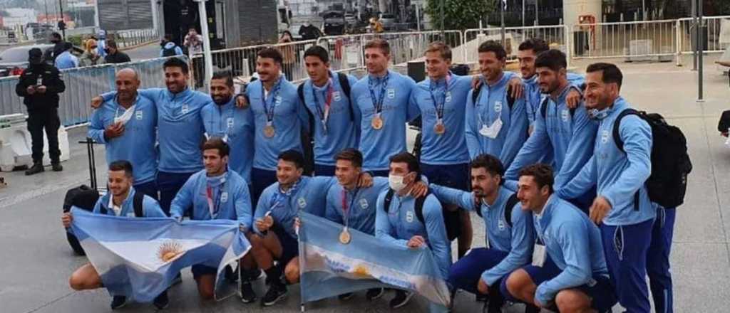 Video: los Pumas llegaron al pa&iacute;s con la alegr&iacute;a del Bronce 