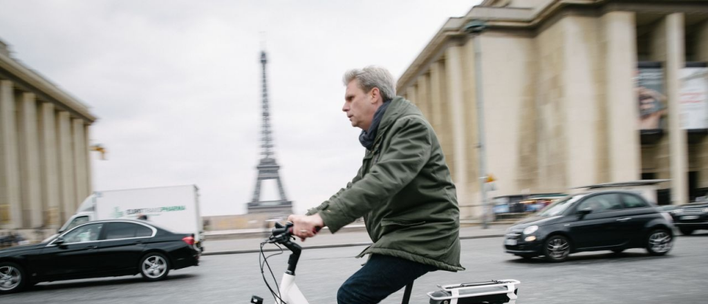 Francia pagará 1.500 euros a quiénes cambien el auto por la bicicleta