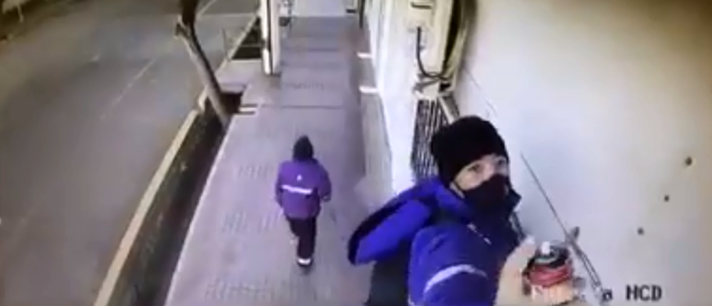 Video: as&iacute; taparon una c&aacute;mara para incendiar el dep&oacute;sito de Guaymall&eacute;n