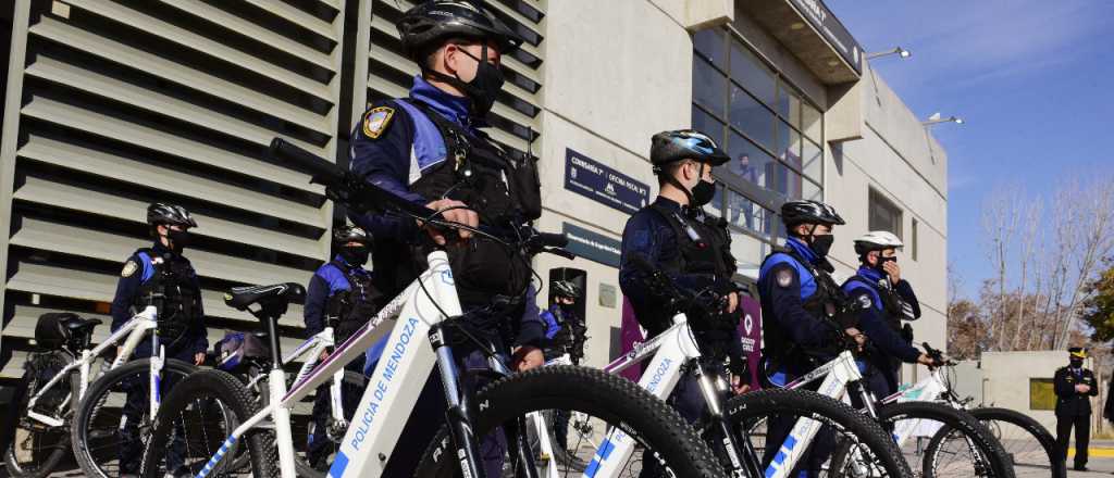 Godoy Cruz entregó bicicletas eléctricas a la Policía