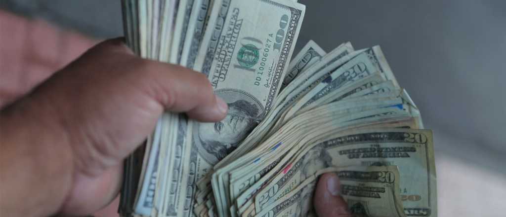 El dólar blue sigue rompiendo récords: cerró la semana a $529