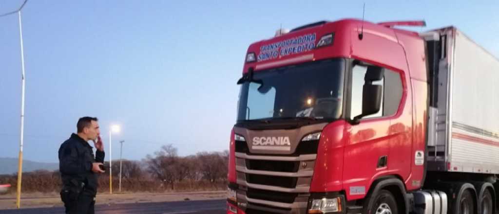 Un comisario fren&oacute; un cami&oacute;n en contramano por el Acceso Sur