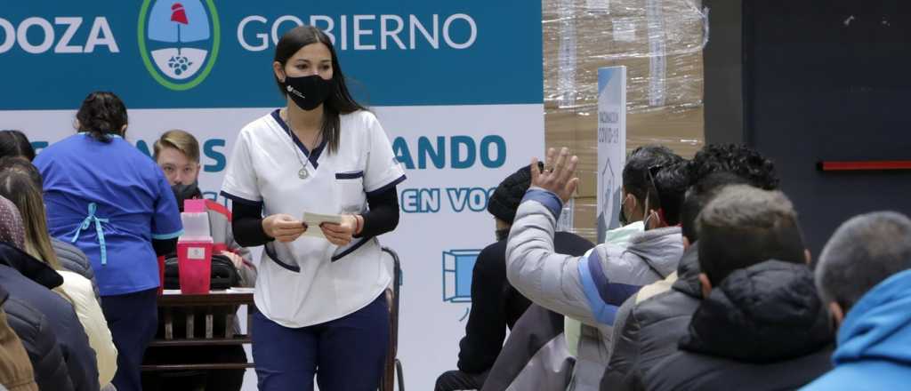 Habilitan vacunación combinada en Mendoza para mayores de 50 años 