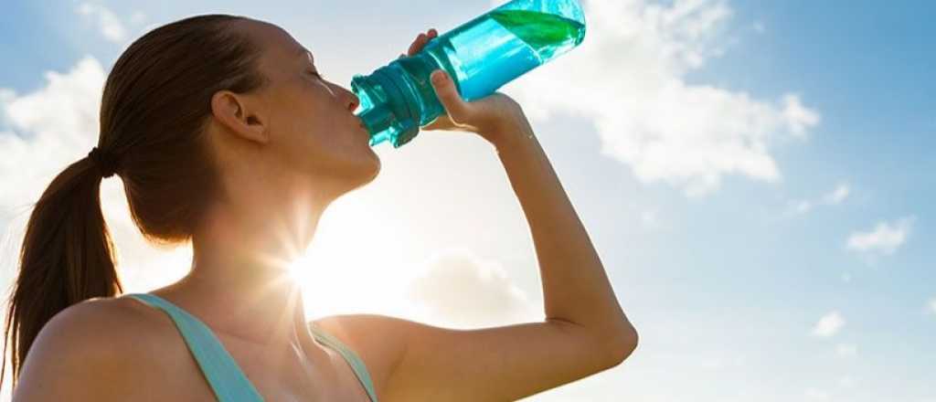 Por qué no deberías tomar el agua que pasa horas en tu botella personal