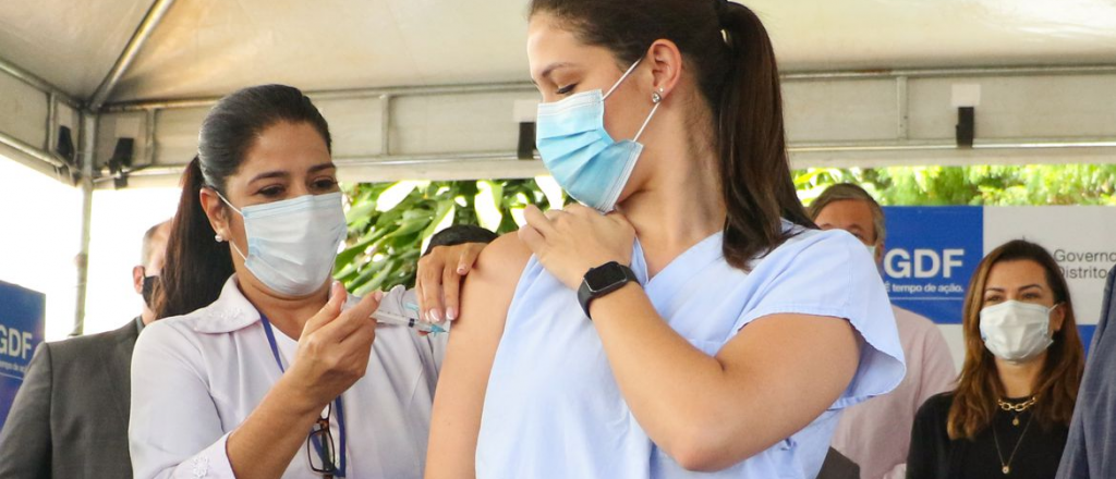 Al ritmo de la vacunación, Brasil reduce los contagios