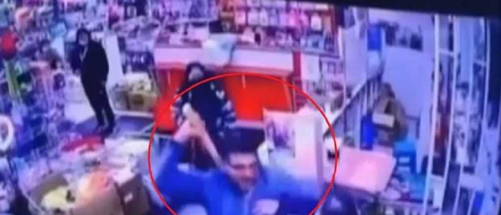 Video: crey&oacute; que le estaba robando y le cort&oacute; la mano con un machete