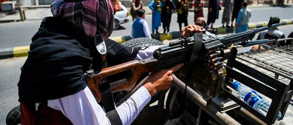 Talibanes atacan a afganos que intentan llegar al aeropuerto 