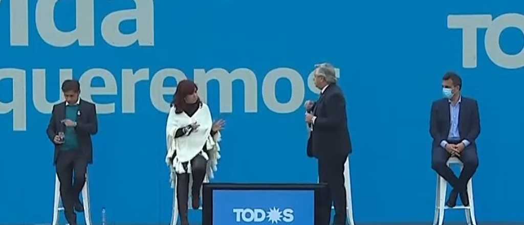 Video: Cristina ret&oacute; a Alberto por tomar agua del pico de una botella