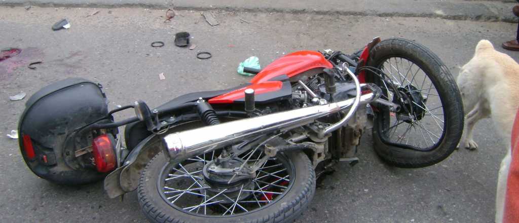 Un motociclista chocó de atrás a un auto y murió en Las Heras