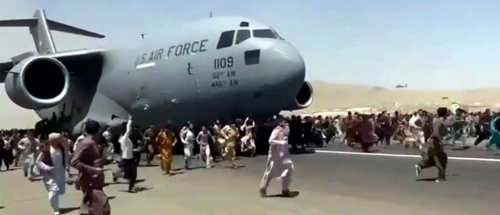 Un futbolista muri&oacute; aplastado por un avi&oacute;n cuando hu&iacute;a de Kabul