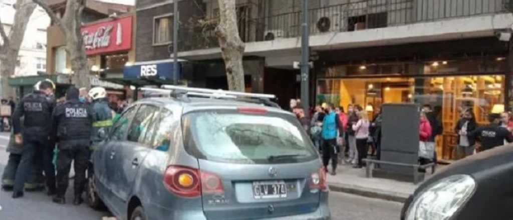 Rob&oacute; un celular, intent&oacute; escapar y lo atropellaron: est&aacute; grave