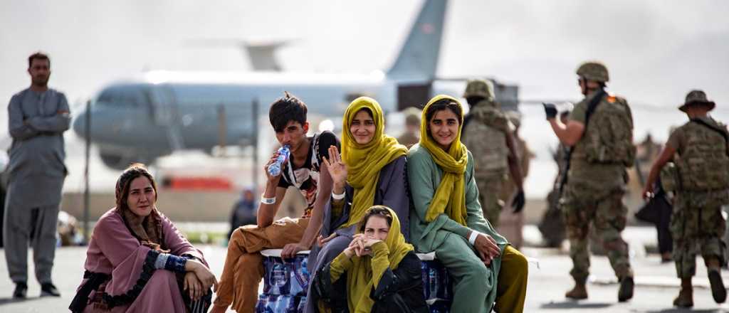 Una mujer que fue evacuada de Afganist&aacute;n dio a luz en un avi&oacute;n