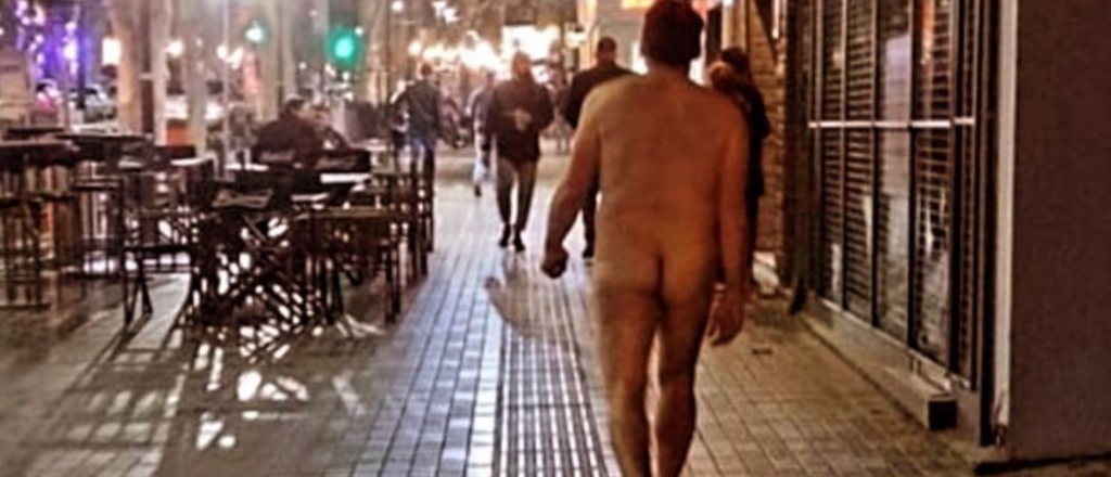 Foto: un hombre caminó por la Arístides totalmente desnudo