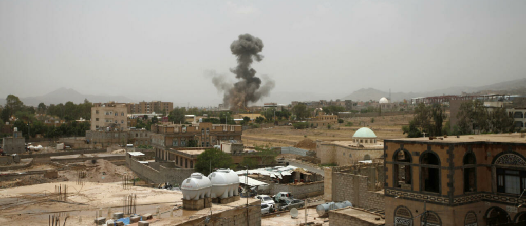 Al menos 30 muertos en un ataque a una base militar en Yemen