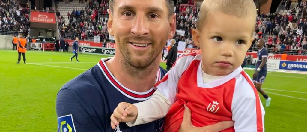 Video: ¿Quién es el niño con el que posó Messi al término del partido?