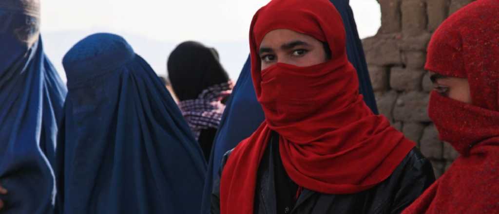 Talibanes ya imponen prohibiciones a las mujeres y los medios