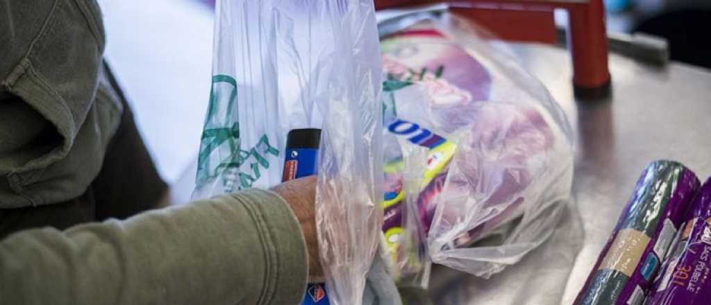 Ciudad de Mendoza les prohíbe a súper e híper vender bolsas de plástico