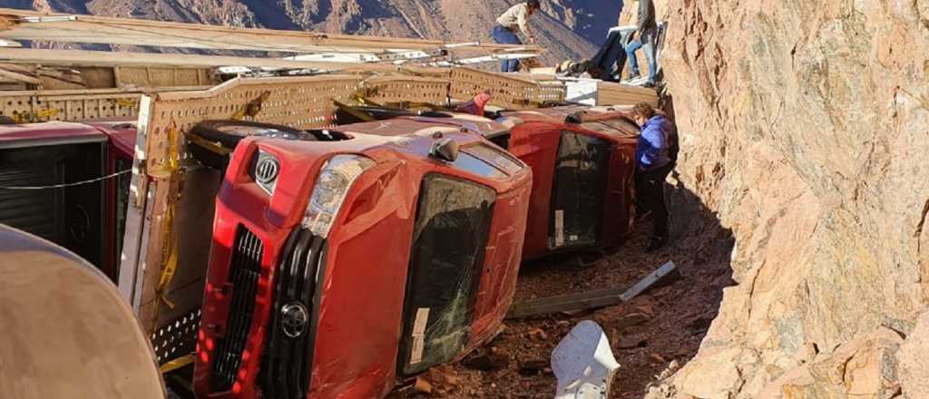 Volc&oacute; un cami&oacute;n en alta monta&ntilde;a que transportaba camionetas 0KM