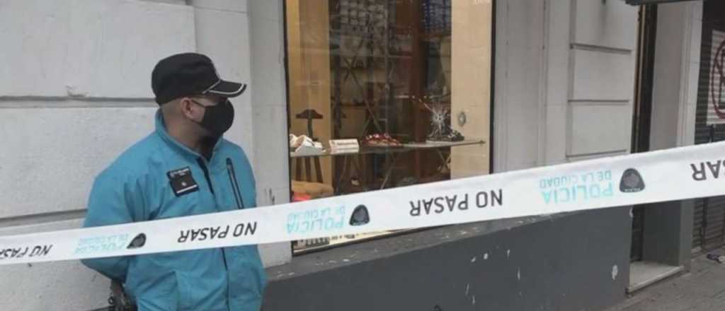 Un ladrón intentó robar una zapatería y se enfrentó a tiros con la Policía