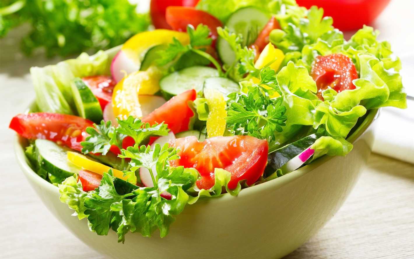5 razones por las que la ensalada es más rica en un restaurante