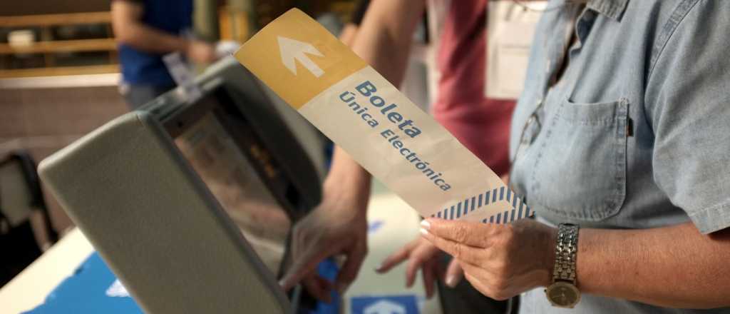 Denunció fallas en el sistema de voto electrónico y allanaron su casa