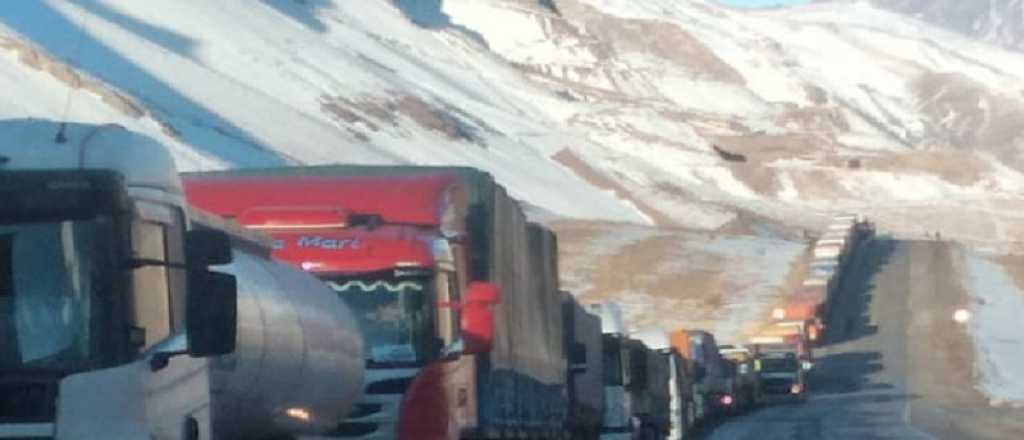 Más de 3 mil camiones esperan para cruzar a Chile 