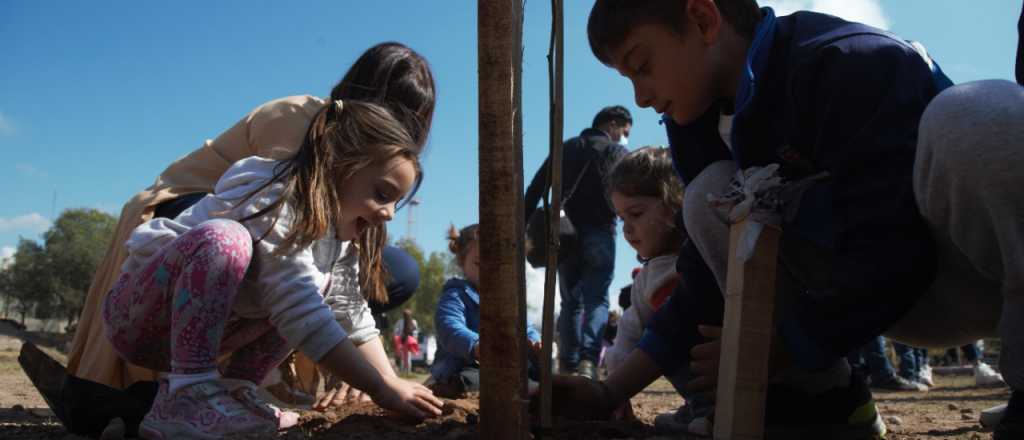Familias lujaninas plantaron árboles en el Nuevo Parque Ferri