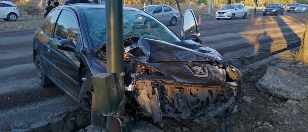 Dos autos chocaron en el Parque General San Martín