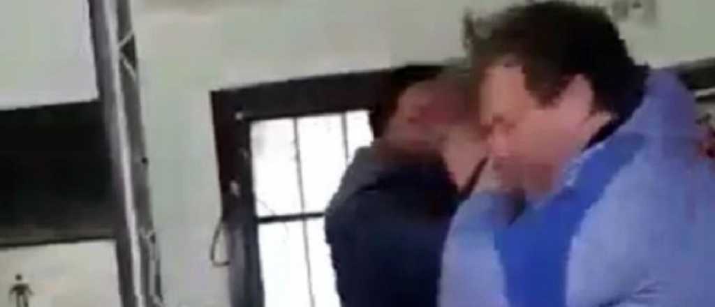 Video: una patota de "vendedores ambulantes" atacó a un comerciante