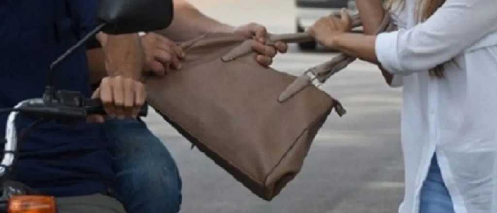 Una mujer fue asaltada en la playa del Walmart frente al Parque Benegas