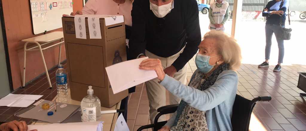 Un ejemplo: con 103 años fue a votar "Juanita" Arizu 