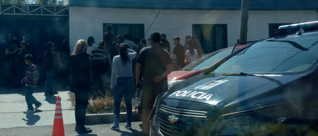 Apuñalaron a un joven durante una pelea y lucha por su vida