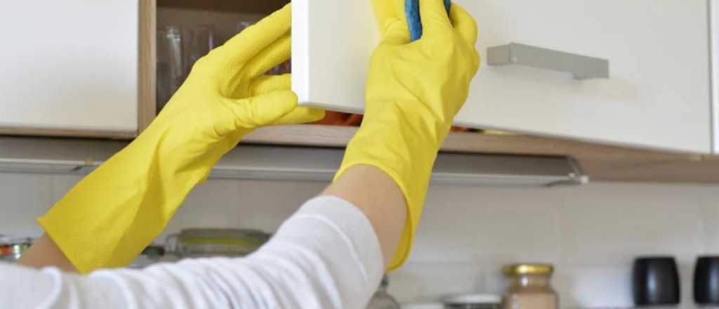 La forma m&aacute;s r&aacute;pida para limpiar las paredes y el techo de la cocina