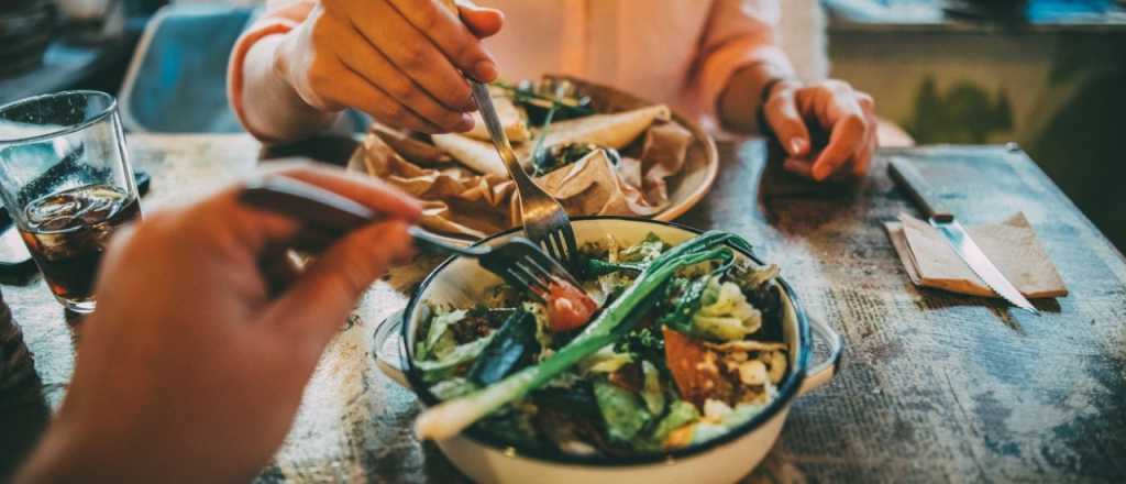 Qu&eacute; recomiendan comer por la noche para no engordar