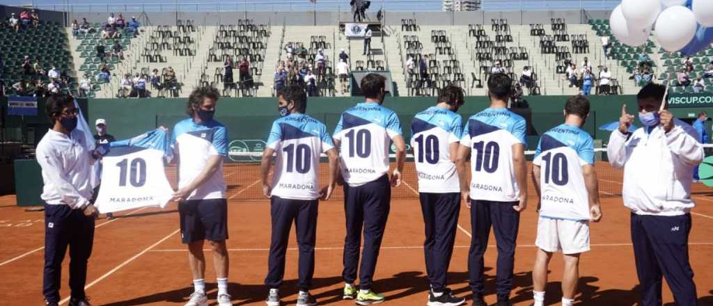 El equipo argentino de Copa Davis le rindi&oacute; un homenaje a Maradona