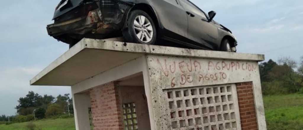 Insólito: un auto se despistó y quedó sobre una garita en Entre Ríos